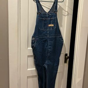 Men’s Big Mac denim overalls. I can’t find a size. Measures 46 x29.